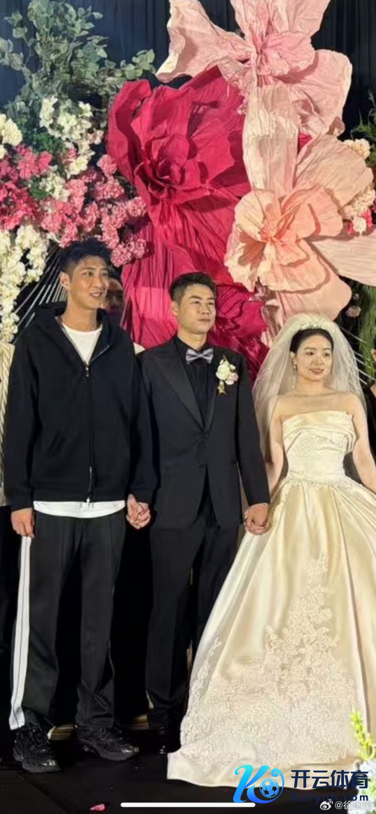 哥俩好!杨帆举行婚典,合影时不忘牵起前队友邱添一的手